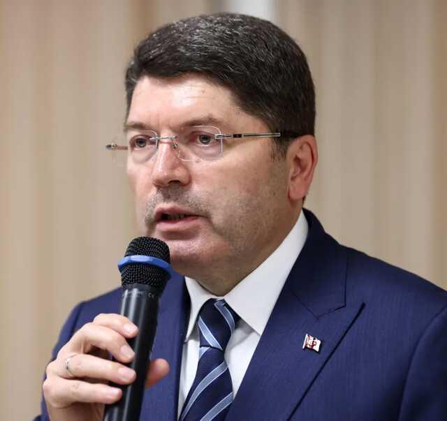 Bakan Tunç'tan, Özel'in 'Bu bir darbe girişimidir' sözlerine tepki: Yakışıksız ifadeleri var, üstelik benim asker arkadaşım