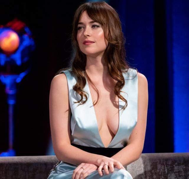 Grinin 50 Tonu filminin yıldızı Dakota Johnson, yeni filmi için siyah iç çamaşırıyla kamera karşısına geçti