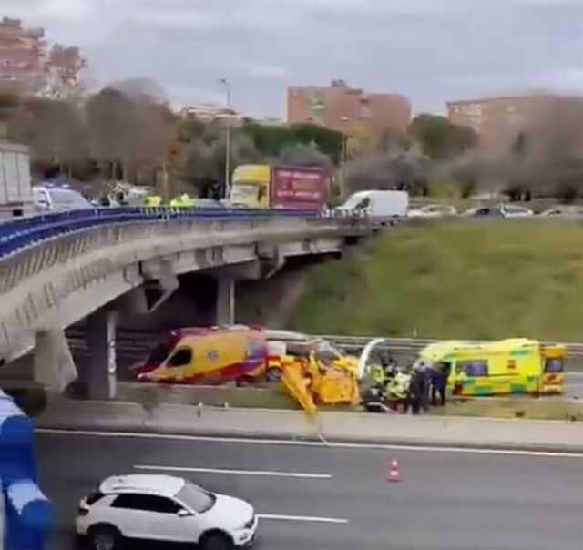 Helikopter, seyir halindeki otomobilin üzerine düştü