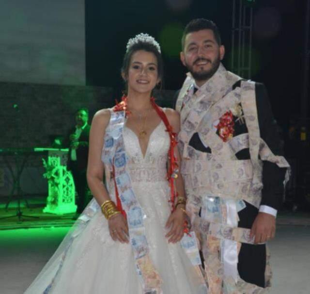 Düğünde damada arkadaşları tarafından 60 metre uzunluğunda 5 liralık banknotlar takıldı