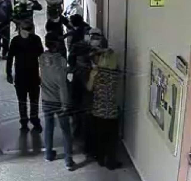 Madde bağımlısı şahıs elindeki kırık bardakla hastanedeki hemşireleri rehin aldı