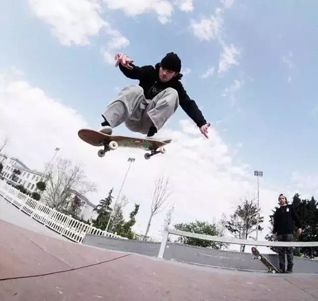 Türkiye şampiyonu milli sporcuya sokak ortasında dayak! Kaykayı ile dövmüşler