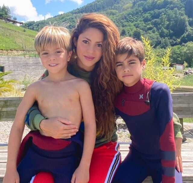 İhanetle sarsılan ünlü şarkıcı Shakira İspanya'yı terk etti