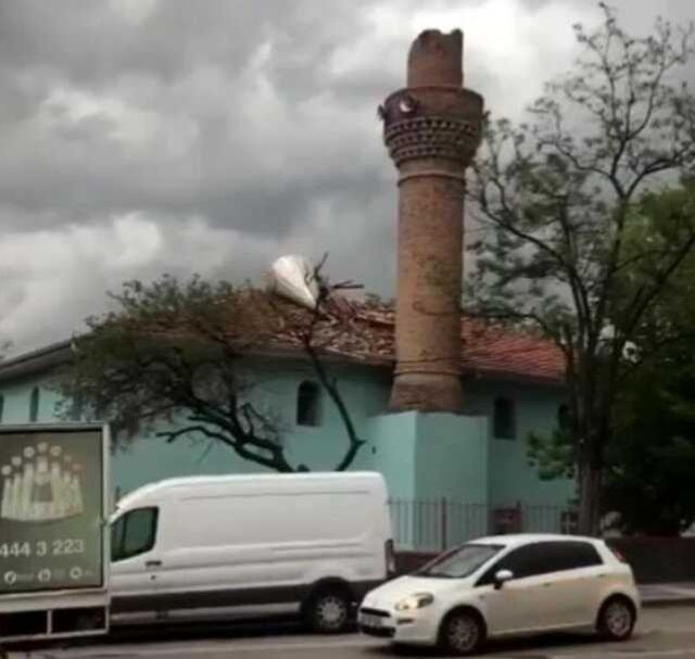 Gökyüzüne bakanlar gözlerine inanamadı! Başkentteki fırtınada koca koltuk kağıt gibi uçtu