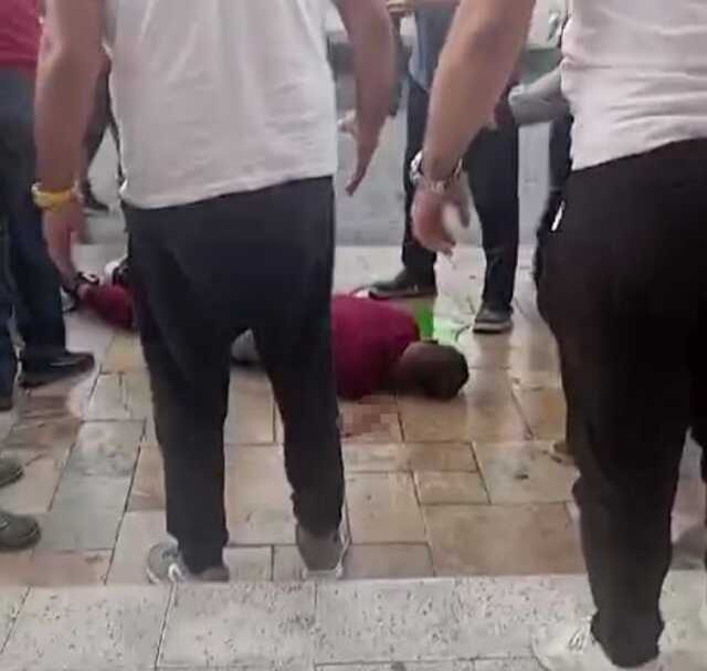 Eski eşini bıçaklayan kocaya vatandaş ve esnaftan meydan dayağı! Canını zor kurtardı