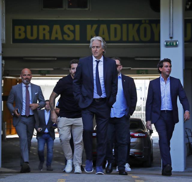 Fenerbahçe'den Jorge Jesus paylaşımı! Müzede kupayla verdiği manidar poza beğeni yağıyor