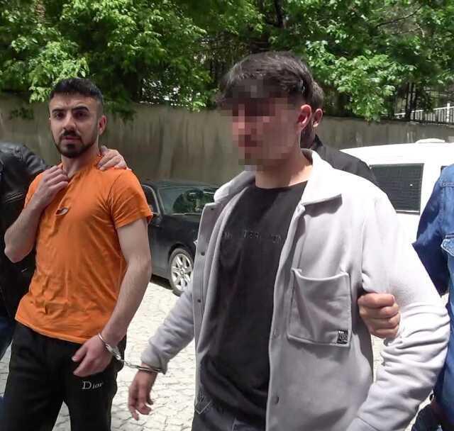 Kız arkadaşlarına laf atan genci karnından ve boynundan bıçakladı