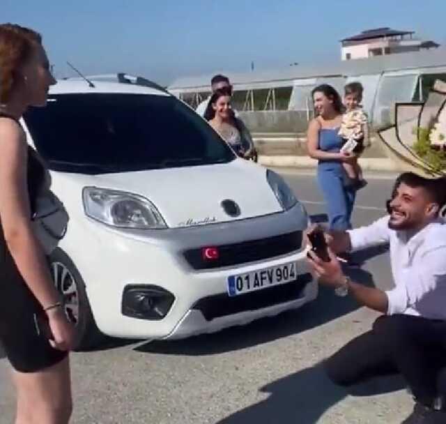 Adana usulü evlilik teklifi! Kavga ediyormuş gibi yapıp bir anda yüzükle diz çöktü