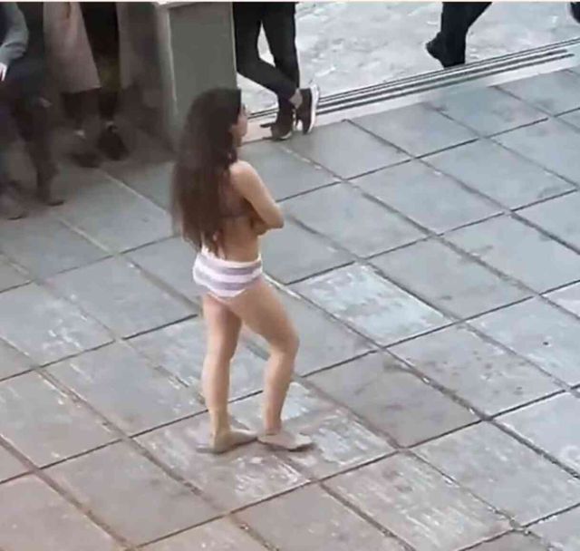 İran'da başörtüsü yasasını protesto etmek için soyunan genç kadın, hastaneye kaldırıldı