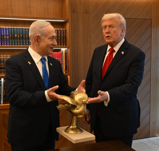 Netenyahu'dan Trump'a dikkat çeken hediye
