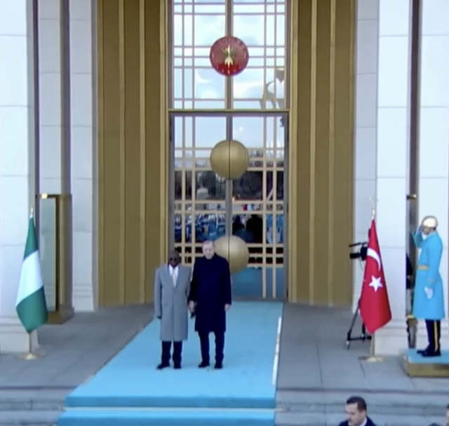 Cumhurbaşkanı Erdoğan'ın resmi törenle karşıladığı Nijerya Cumhurbaşkanı Tinubu yere düştü