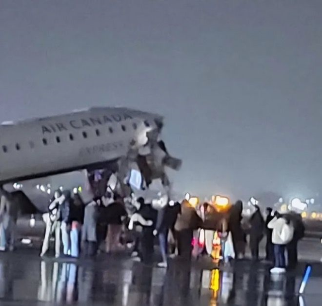 ABD'de yolcu uçağı itfaiye aracıyla çarpıştı! Çok sayıda ölü ve yaralı var