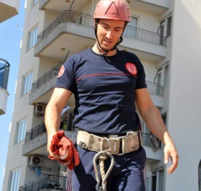 Balkonun demirlerine asılı ay ve yıldızı kesilmiş Türk bayrağı ekipleri harekete geçirdi