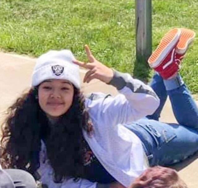 Kızlarını cinsel ilişkiye girerken basan anne ve baba, kurşunlanarak öldürüldü