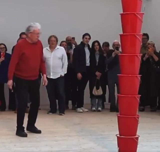 Kırmızı kovada kumdan yaratılan modern sanat gösterisi sosyal medyada dalga konusu oldu