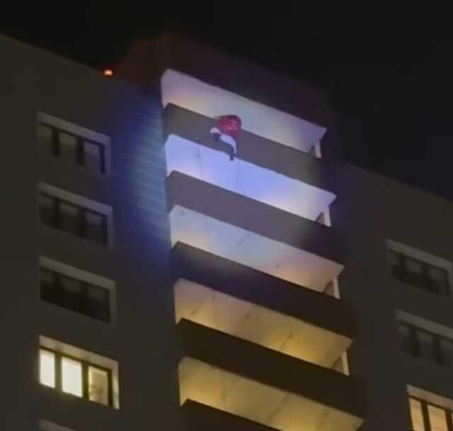 Çatıya bağladığı iple evlere balkonlardan girerek çocuklara hediye vermeye çalışan Noel Baba 24. kattan düşüp hayatını kaybetti