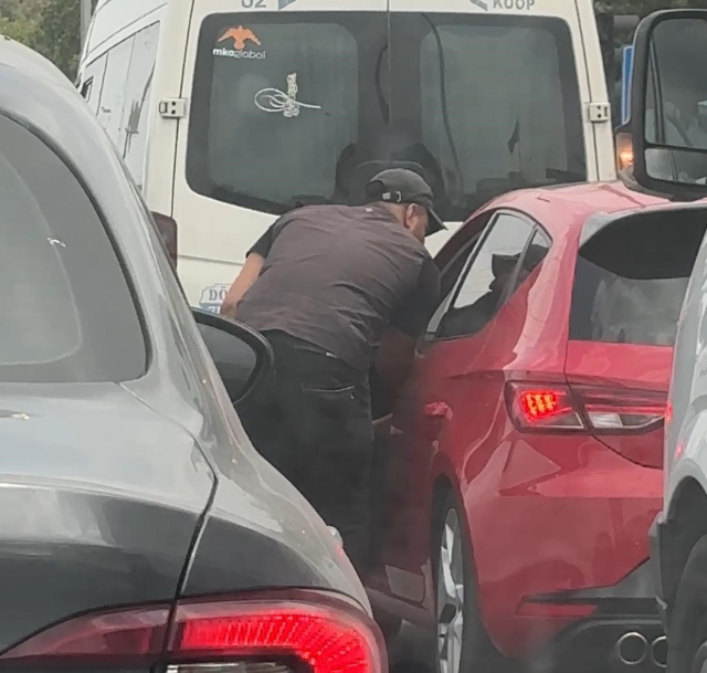 Trafikte zorla camları silip kapıları açıp para istiyorlar