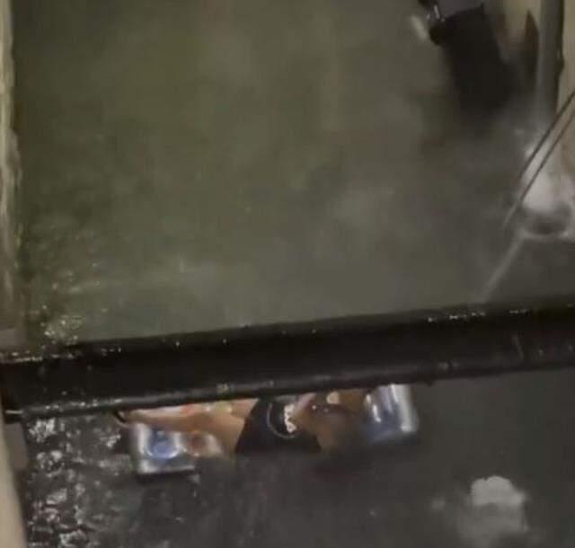 Sel nedeniyle OHAL ilan edilen New York'tan yeni görüntüler geldi