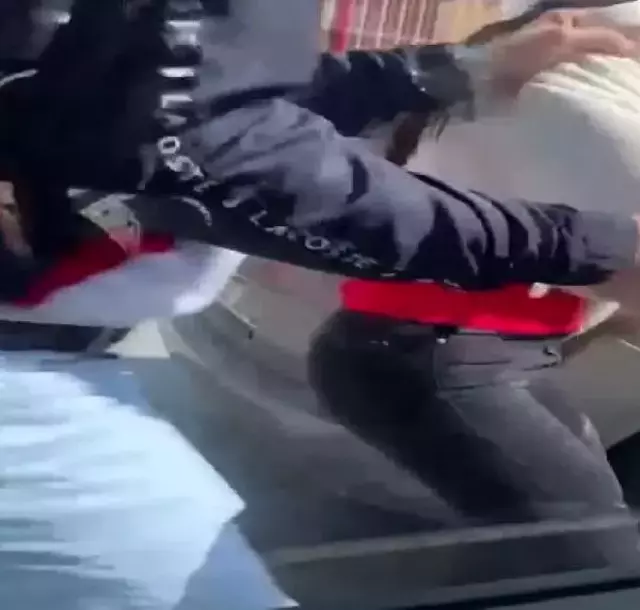 Trafikte kadın sürücüleri kimse ayıramadı! Otomobilden inip diğer kadın sürücünün camlarını kırdılar