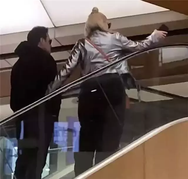 Hakan Peker, 19 yaş küçük yeni sevgilisiyle sarmaş dolaş görüntülendi