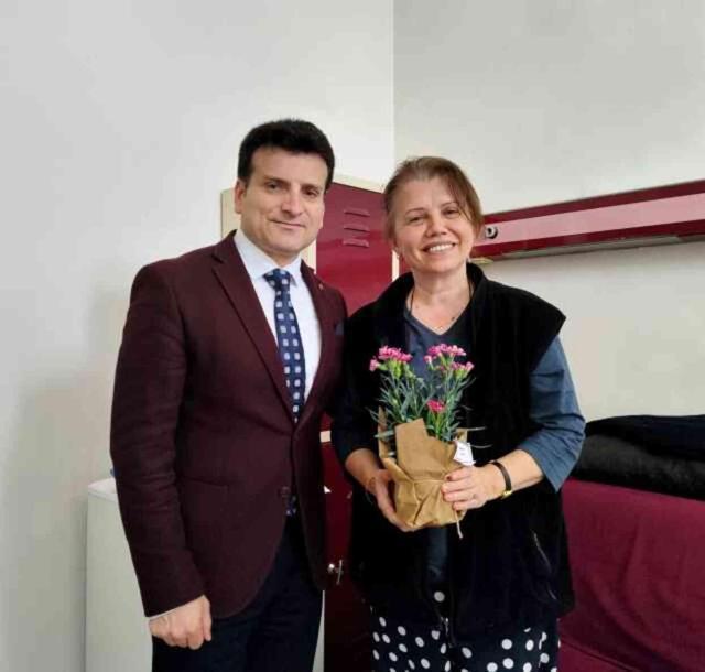 Başhekim Prof. Dr. Nurettin Yiyit, Anneler Günü'nde Yedikule Araştırma Hastanesi'nde tedavi gören anneleri ziyaret etti