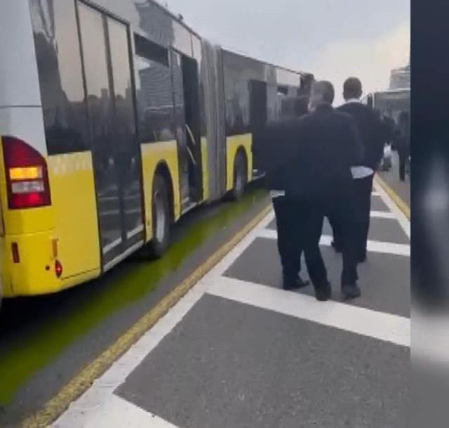 Beylikdüzü'nde iki metrobüs kafa kafaya çarpıştı! O anlar anbean kaydedildi