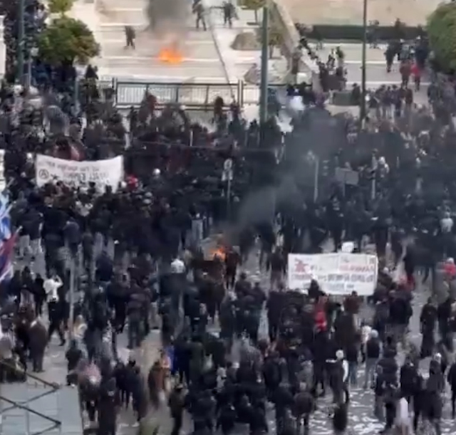 Komşu yangın yeri! Protesto sırasında polislere molotof attılar