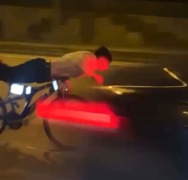 Barış, üzerine uzandığı bisiklet ile otomobile çarptı; hayatını kaybetti