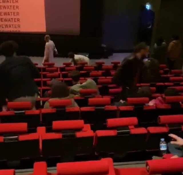 Fanteziniz batsın! Sevgilisinin boynuna tasma takıp sinema salonunda dolaştırdı Fanteziniz batsın! Sevgilisinin boynuna tasma takıp sinema salonunda dolaştırdı