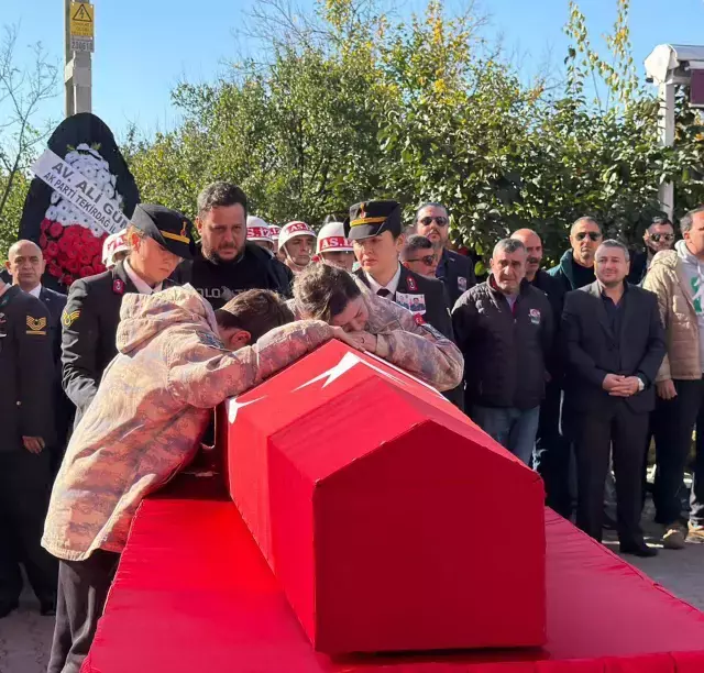 Babaya son veda! Anne ve oğlu tabuta sarıldı