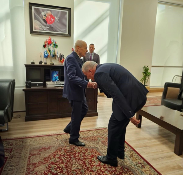 Ramazan Kaşlı, Bahçeli'nin elini öpmüştü. 