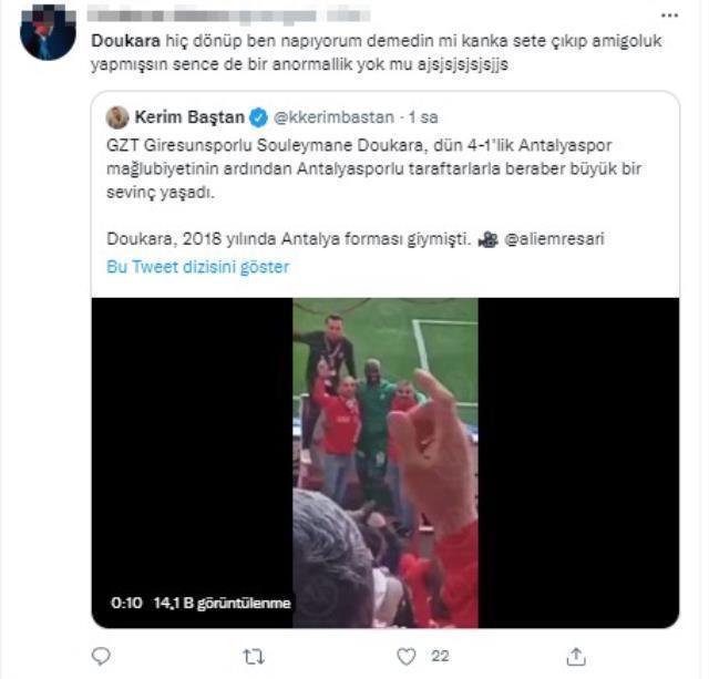 Bu skandalın dünyada benzeri yok! Doukara, Antalyaspor'dan fark yedikleri maçı rakip taraftarla kutladı