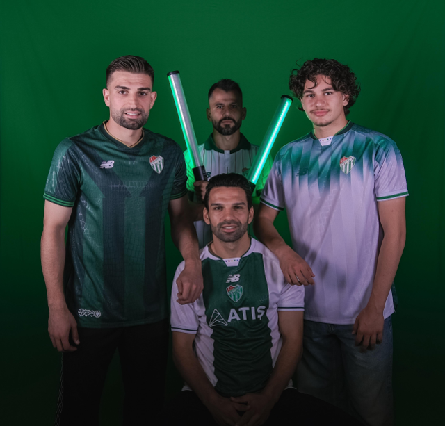 Bursaspor yeni formalarını tanıttı! Taraftarlar o formalara hayran kaldı