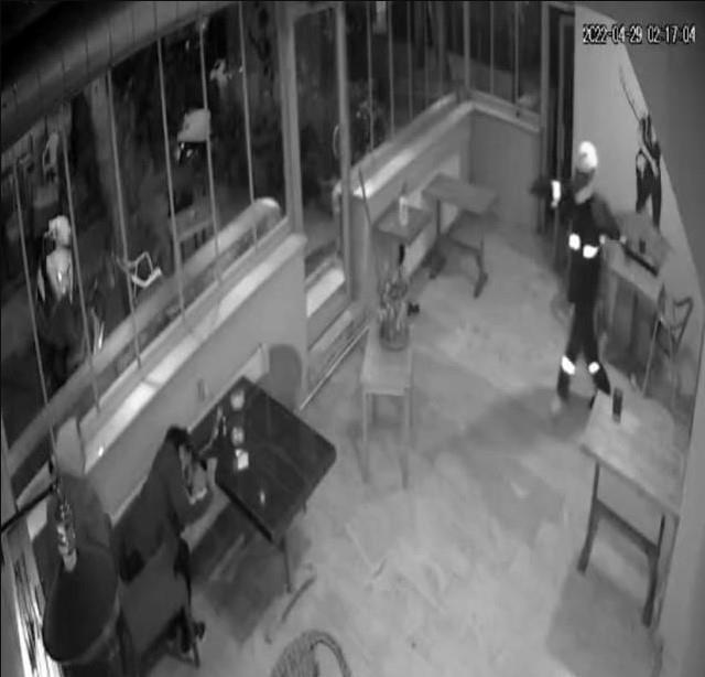 Kurye kılığında girdiği kafede 'Mesut kim' diyerek rastgele ateş açtı