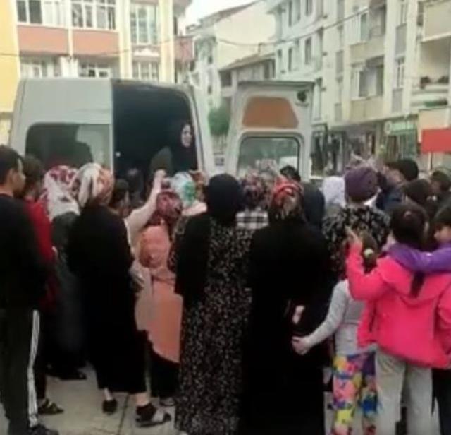 DEVA Partisi, üyelik şartı ile vatandaşlara erzak dağıttı
