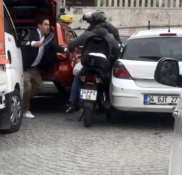 İstanbul'da satırlı dehşet kamerada: Yumruk atıp kuryeye saldırdı