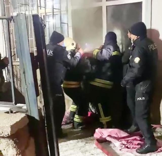 Afgan ailenin evi yandı, çocuklara kendi oksijen maskesini takan itfaiyeci kalp krizi geçirdi