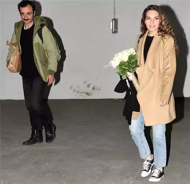 Sahneye çıkan Aslı Enver'e sevgilisi Önder Öztarhan'dan beyaz gül jesti