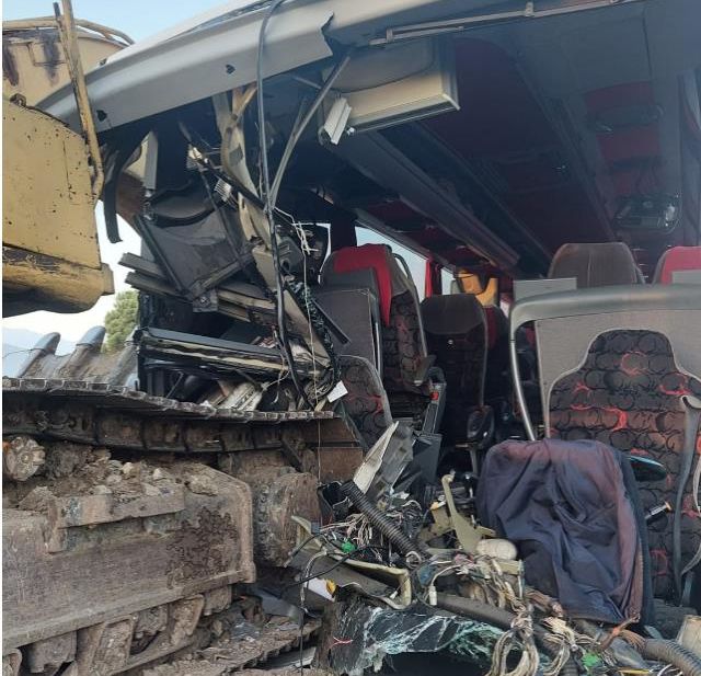 Amasya'da yolcu otobüsü, tırın taşıdığı iş makinesine çarptı: 1 kişi öldü, 10 yaralı var