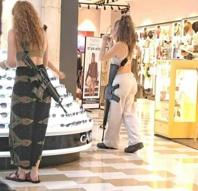 İsrail'de bir AVM'de uzun namlulu silah taşıyan siviller görüldü