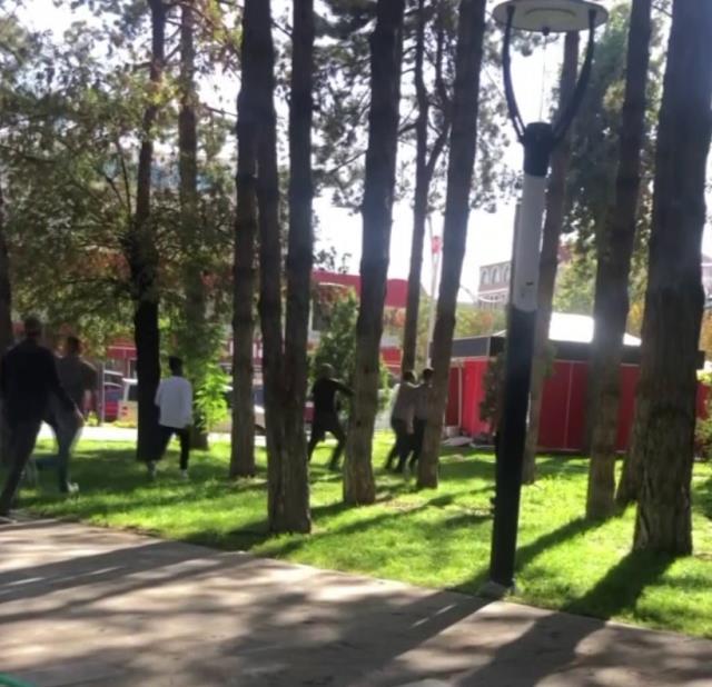 Alacak verecek tartışması büyüdü! Birbirlerine çakı ve şemsiye demirleriyle saldırdılar