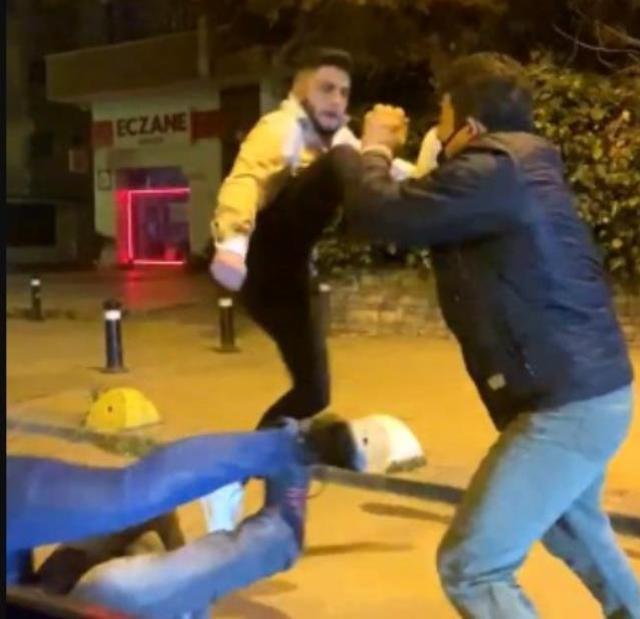 Kadıköy'de cadde ortasında uçan tekmeli kavga kamerada