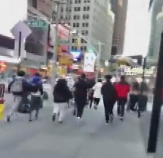 New York'un dünyaca ünlü Times Meydanı'nda korkutan patlama! Vatandaşlar böyle kaçıştı