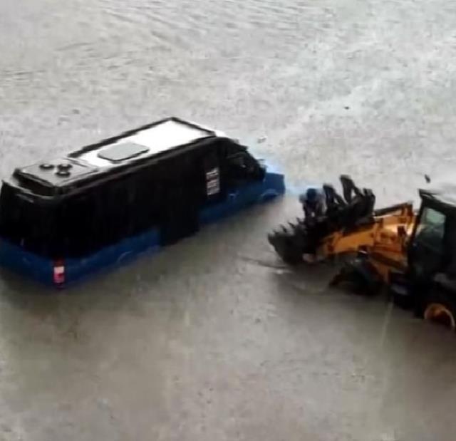 Ankara'da sağanak yağış nedeniyle yollar göle döndü! Mahsur kalanlar iş makinesiyle kurtarıldı