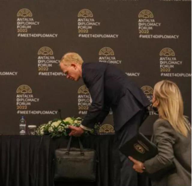 Antalya'daki tarihi zirveye damga vuran anlar! Lavrov'un masasını kaldırıp altında bomba aradılar