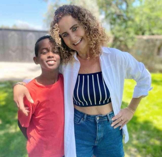 Esra Akkaya'nın gözlerden uzak yetiştirdiği oğlu, koca delikanlı oldu