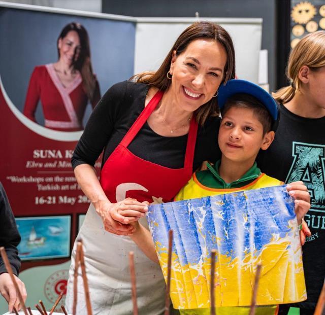 Suna Koçal Polonya'da mülteci çocuklarla ebru yaptı