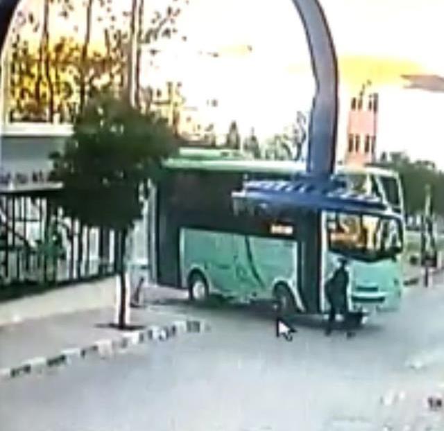Halk otobüsü şoförü, yolcuyla tartışırken Emine'yi ezerek ölümüne neden olmuş! Anbean kamerada