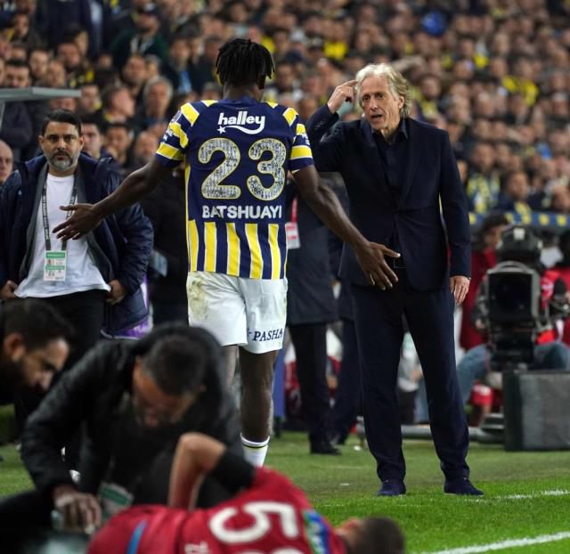 Herkes, kırmızı kart gören Batshuayi'ye Jorge Jesus'un yaptığı hareketi konuşuyor