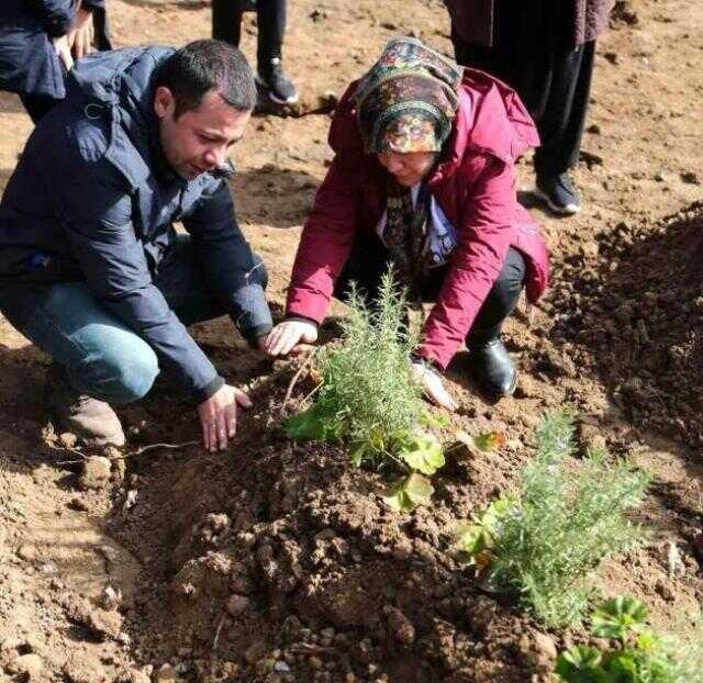 Depremden şans eseri kurtulan polis memuru, iki çocuğunu ve eşini elleriyle toprağa verdi